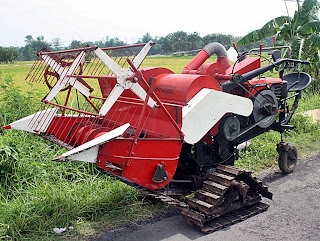 mesin pemanen padi