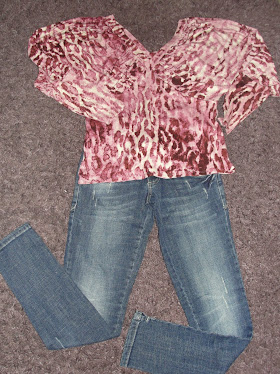 Blusinha decotada (varias cores) com Jeans manchada Ousadia =]