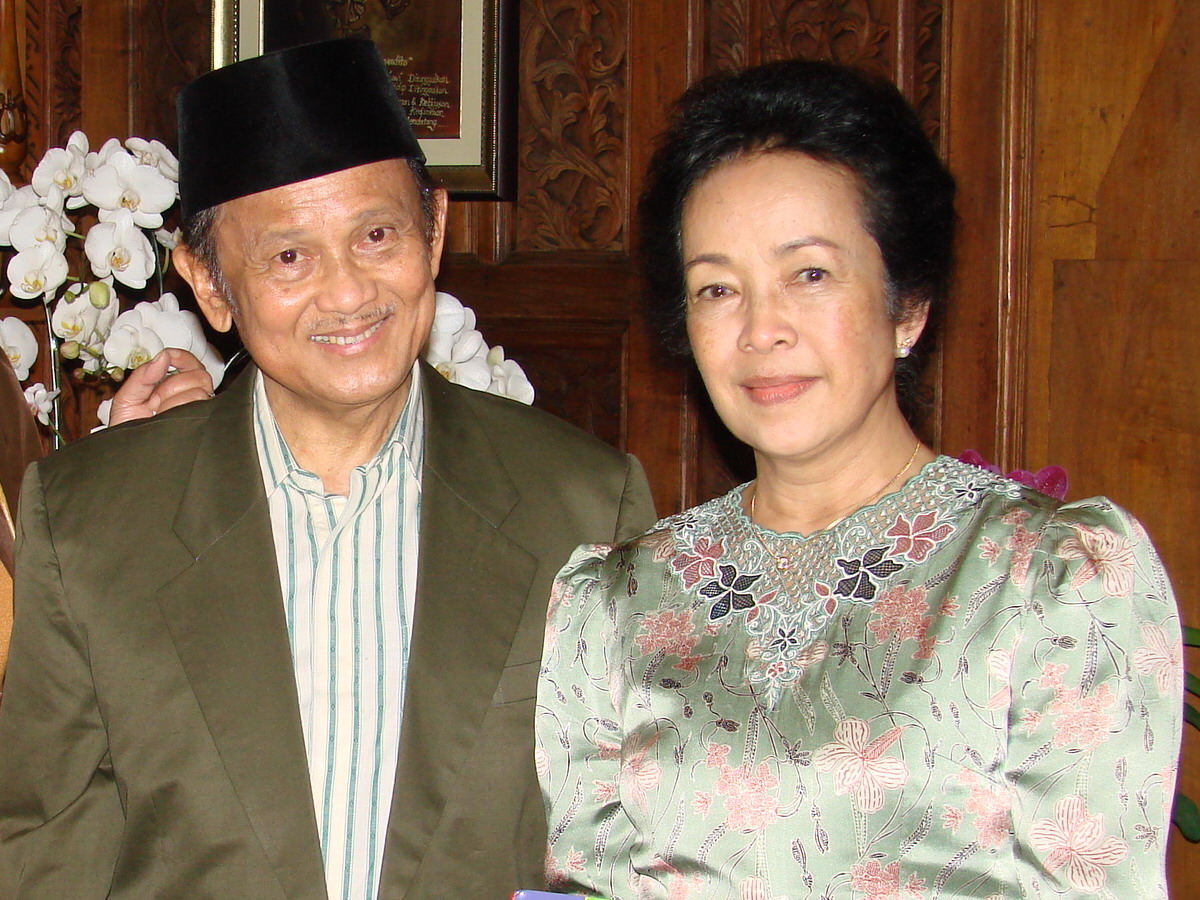 Kisah Cinta Penuh Makna >> Habibie & Ainun - Nety Herawati - Welcome to