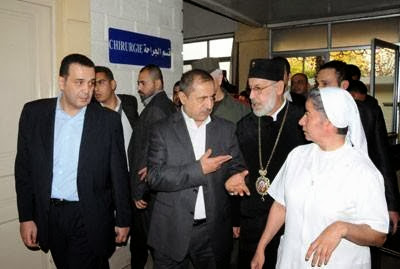 O ελληνορθόδοξος Επίσκοπος Δαμασκού προσέρχεται στο νοσοκομείο.
