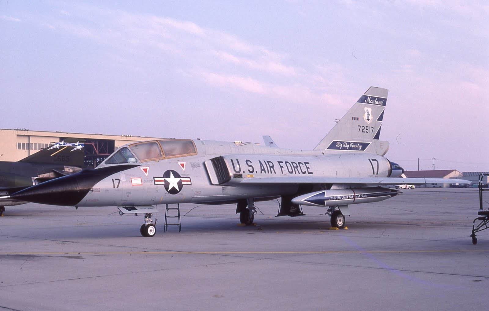 F-106B%252C+57-2517%252C+186th+FIS%252C+Montana+ANG%252C+July+1984%252C+M+Morgan.jpg