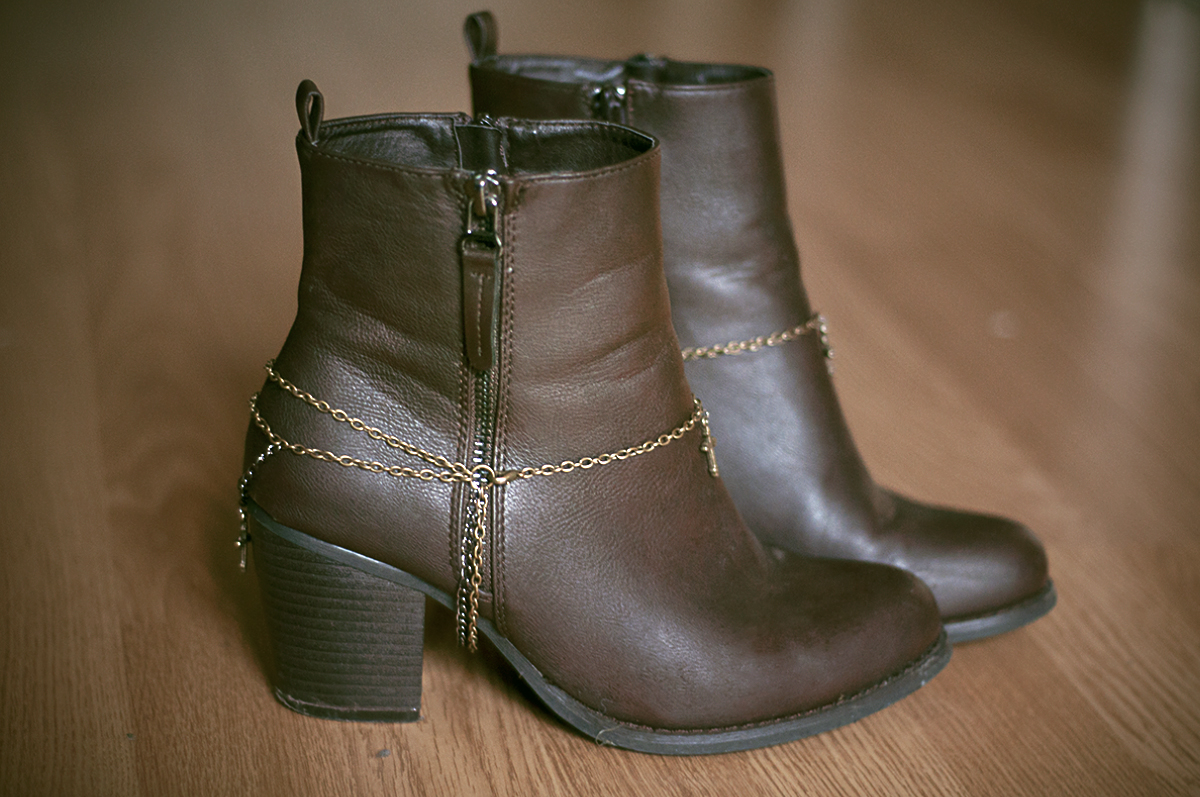 ARTEMIS IN FURS DIY boot chains