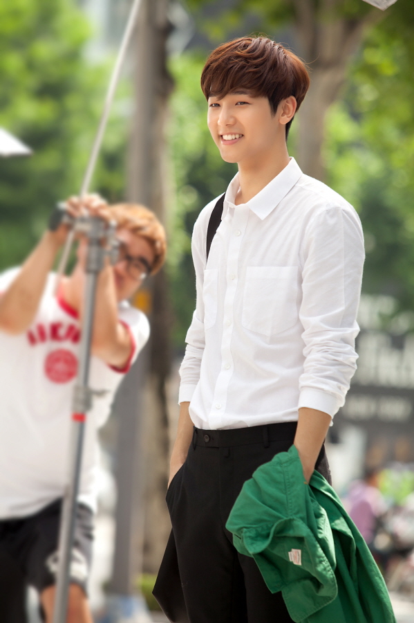 CNBLUE’s Minhyuk shows his gorgeous smiles at the set of ‘The Heirs