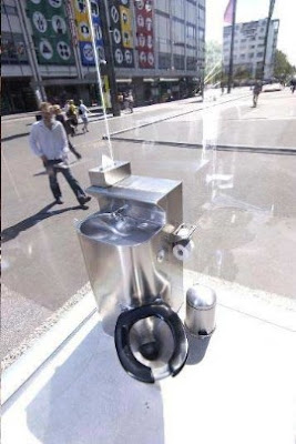 倫敦街頭的透明廁所