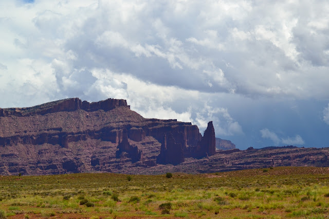 Utah: Arches & Canyonlands National Parks >> Over The Apple Tree