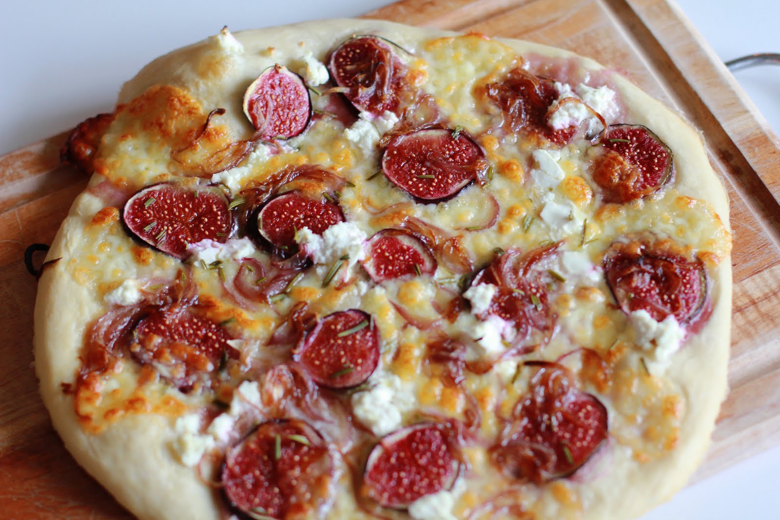 Sunday's Recipe fig pizza with goat cheese and caramelized onions