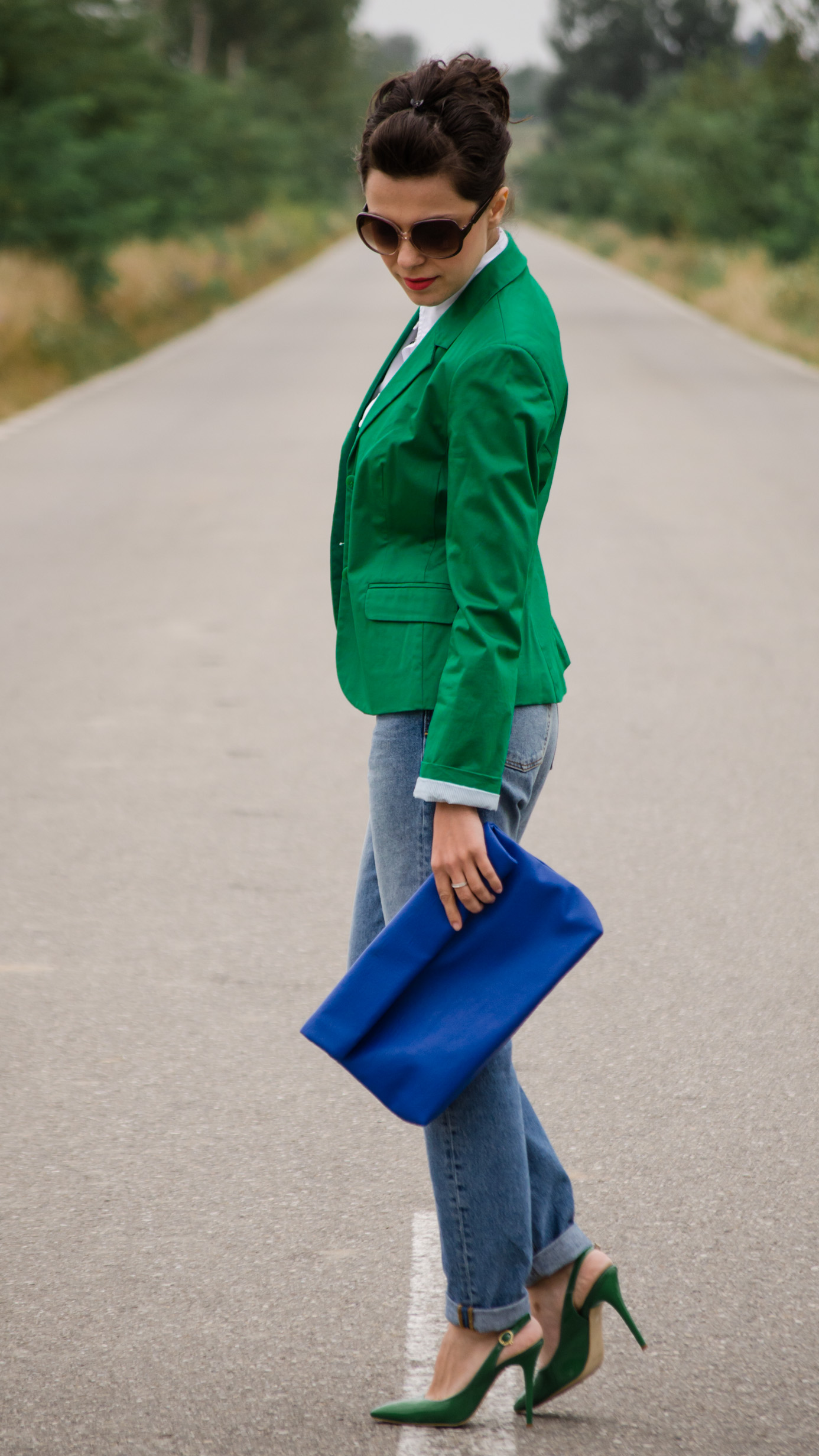 mom jeans emerald green blazer white loose boyfriend shirt blue clutch green heels H&M benvenutti s.oliver