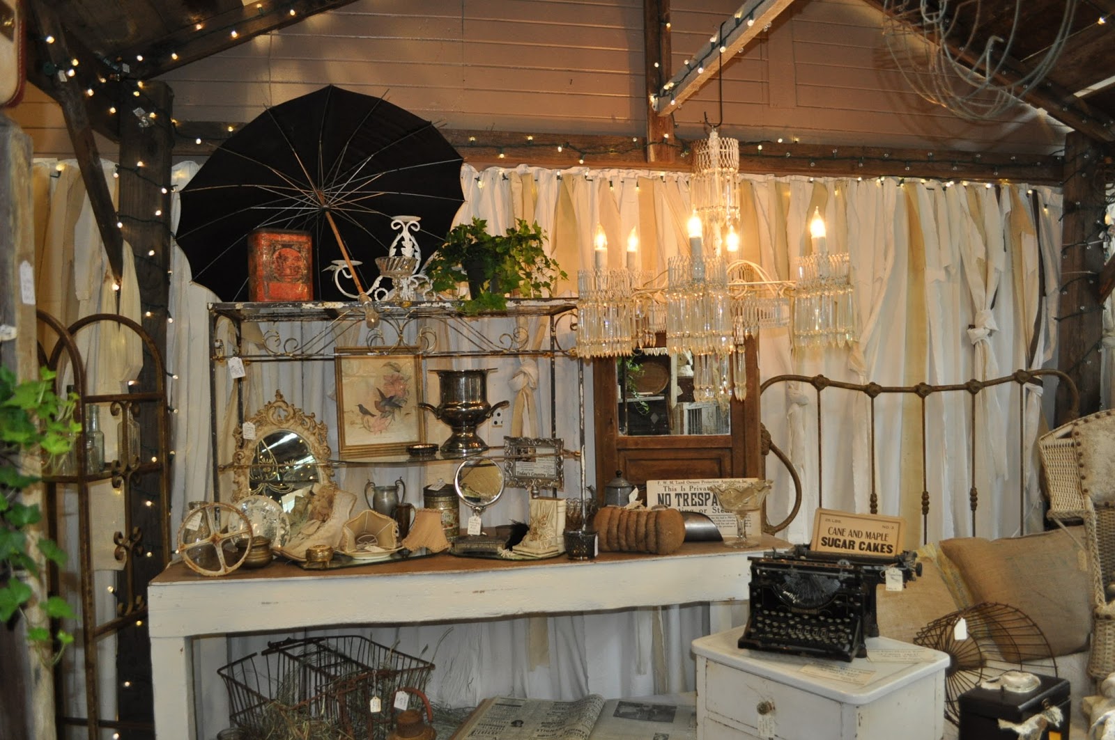 SISTERS ANTIQUES Monticello Antique Marketplace in Portland, Oregon