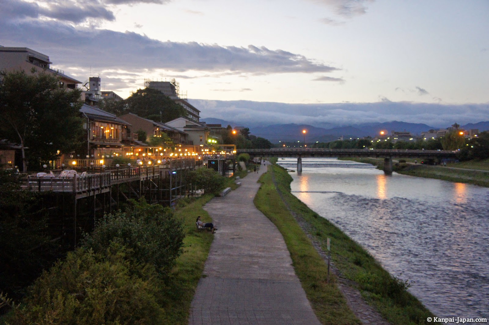 Tempat wisata di Kyoto - Pemandangan Suangai Kamo di waktu malam