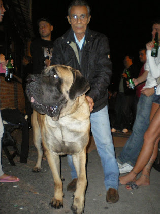 Sr Armando com o mascote do Pub o Gulliver