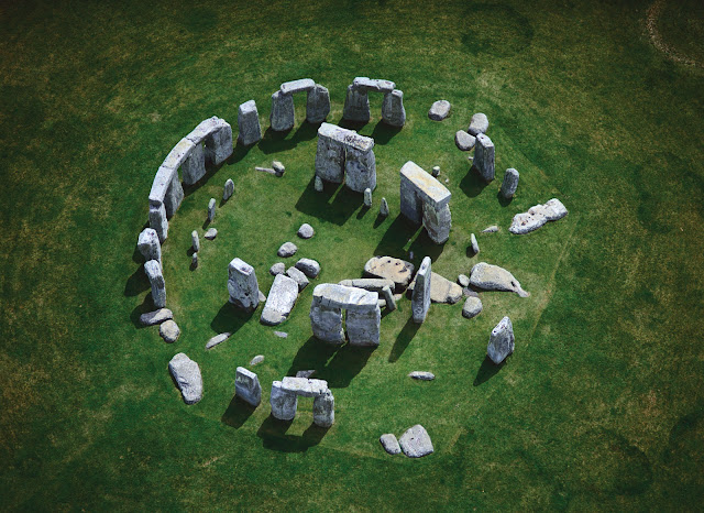 Vendet që ruajnë enigmat e botës Stonehenge-view-up-angle