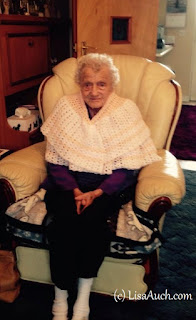 free crochet shawl , ideal baby blanket vintage pattern easy crochet, free pattern, shawl, baby blanket, lap blanket, vintage crochet patterns, easy crochet patterns