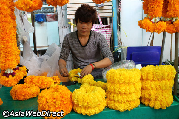 [Image: thu-gian-giua-cho-hoa-day-mau-sac-o-bangkok-5.jpg]