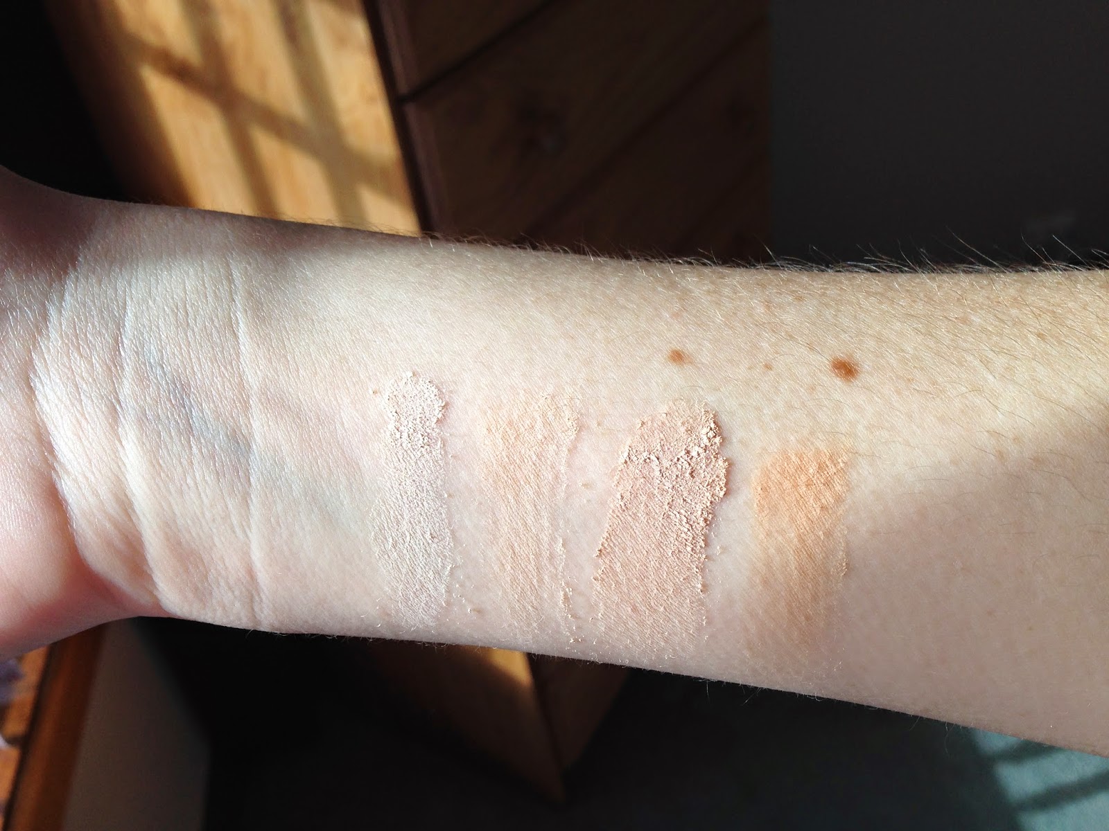 Review Lily Lolo Foundation and Blush Away Concealer Wellness by Kels