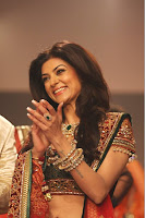 Sushmita Sen walks the ramp at IIJW 2013 for Charu Jewels 