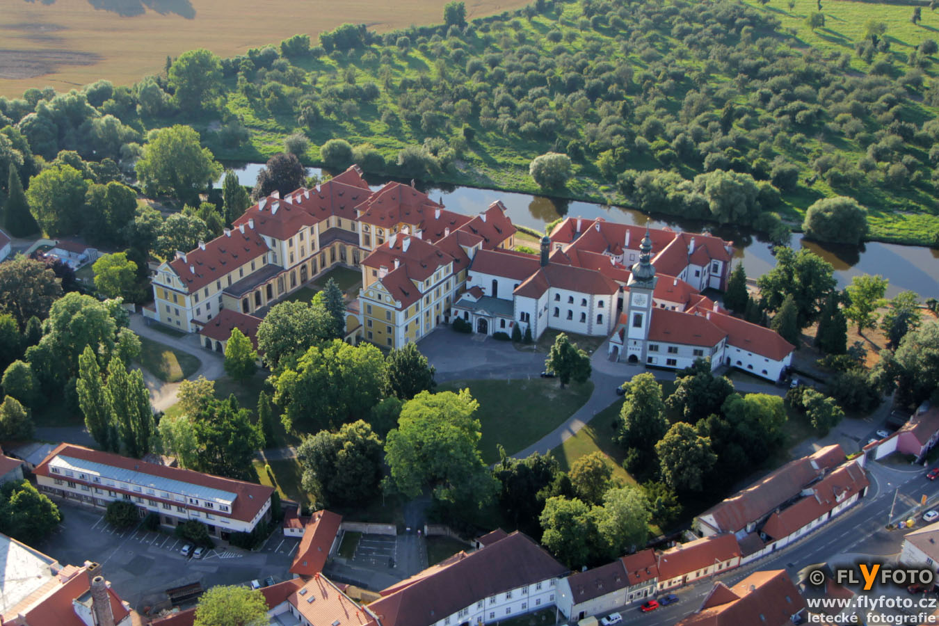 FLyFOTO letecká fotografie a video Zbraslav