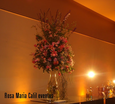 arranjo floral rosa e verde, vaso vidro, mesa vidro