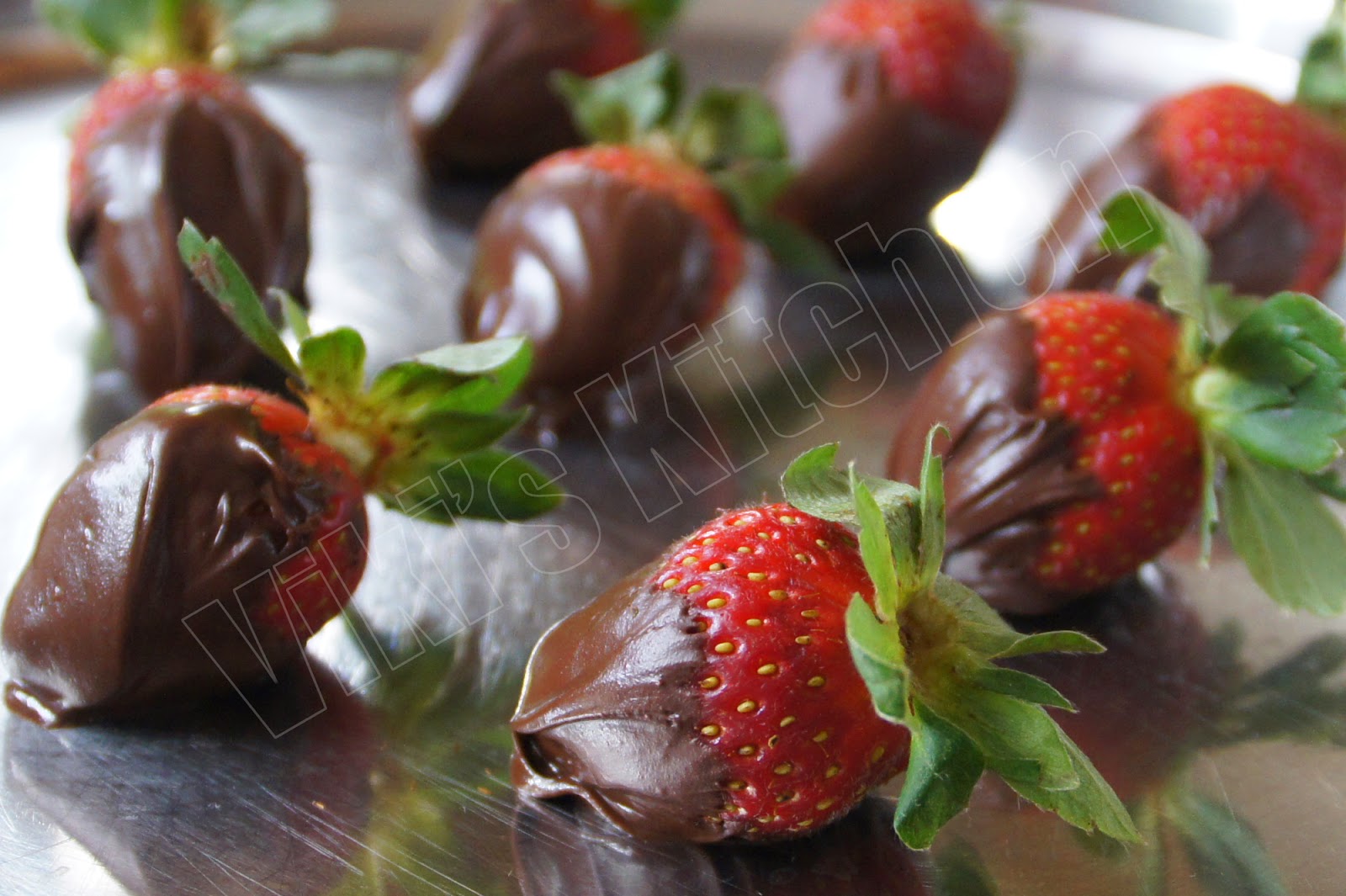 Viki 's Kitchen Chocolate dipped strawberry (microwave method)
