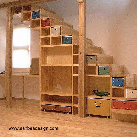 Arquitectura de Casas: Escaleras interiores con anaqueles para almacenaje.