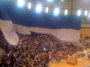 EXTENDIENDO LA BANDERA GIGANTE