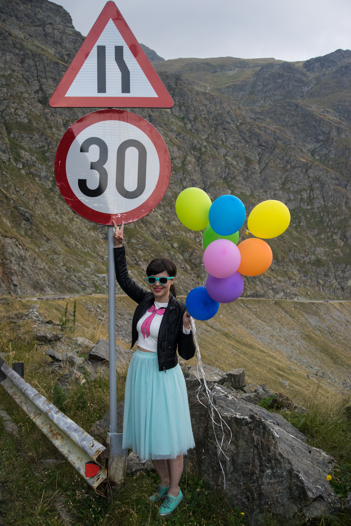 special 30th birthday photo shoot - tutu, bows and colorful balloons koton mint tulle skirt mint sneakers h&m crop top pink bow new yorker leather jacket rockish vibes rock brasov transfagarasan romania 