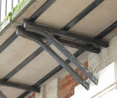 Consoles métalliques du balcon du 2bis place des Vosges à Paris