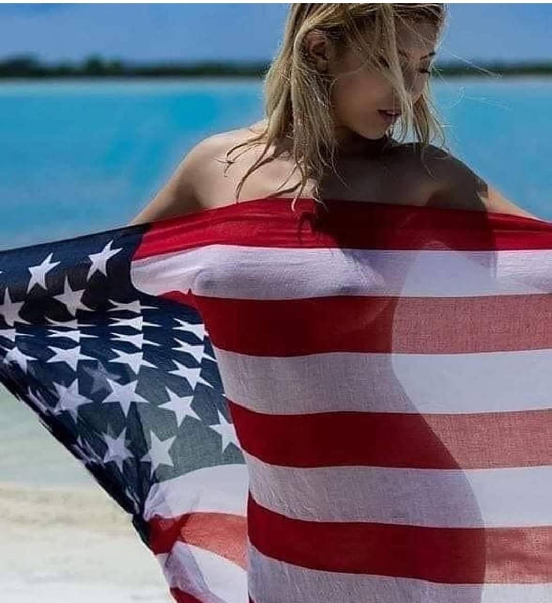 Американка с большими сиськами раздевается на фоне флага
