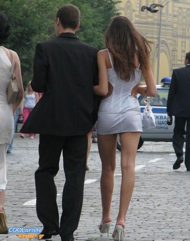 Парень прогуливаясь по магазину снимает женщин в коротких платьях
