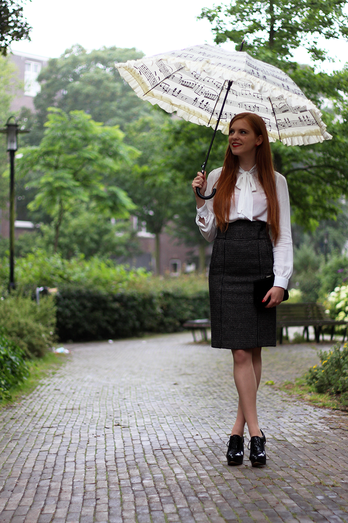 Fashion blogger outfit ootd red hair lips tweed skirt high waisted umbrella rain dutch amsterdam