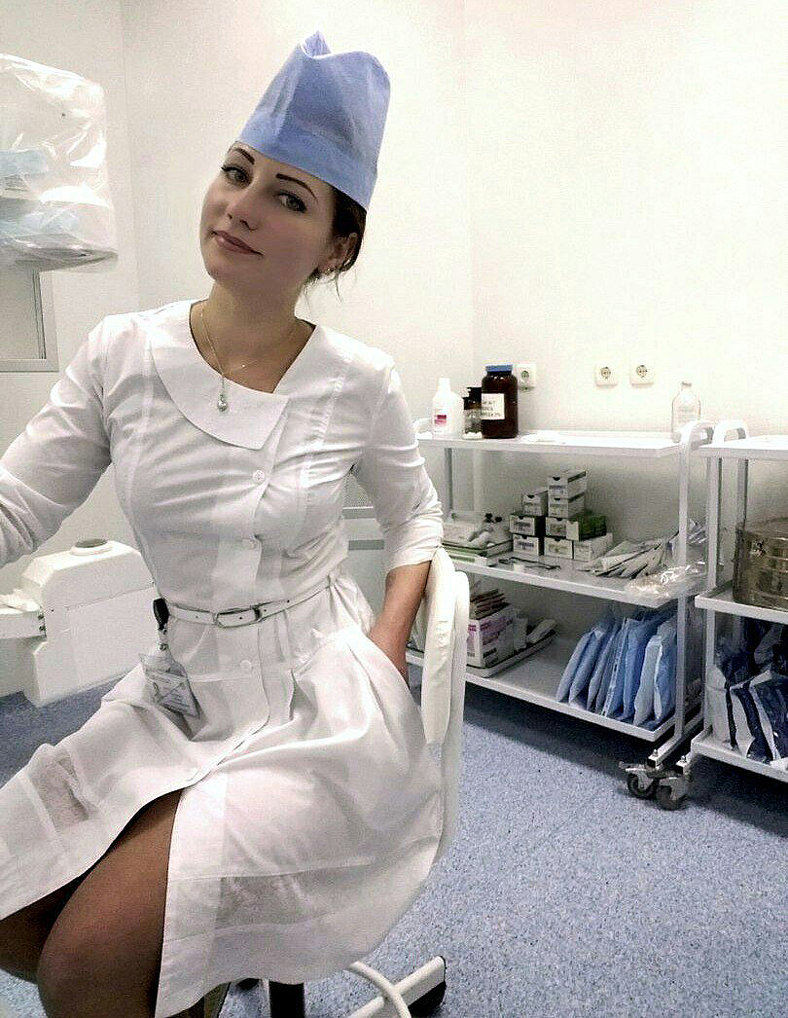 Похотливая медсестра в сетчатых чулках раздевается в кабинете доктора