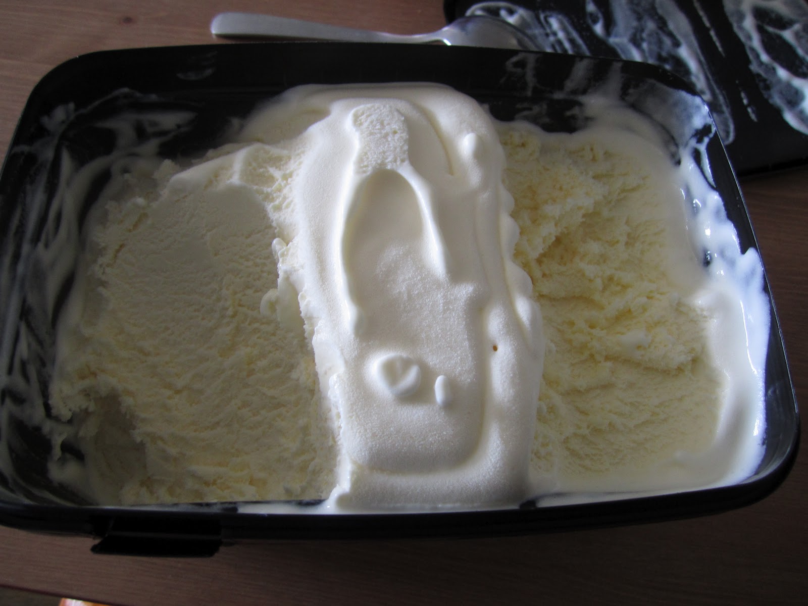 JAPANESE SWEETS BLOG Topvalu's 'imported' vanilla icecream (バニラアイスクリーム)