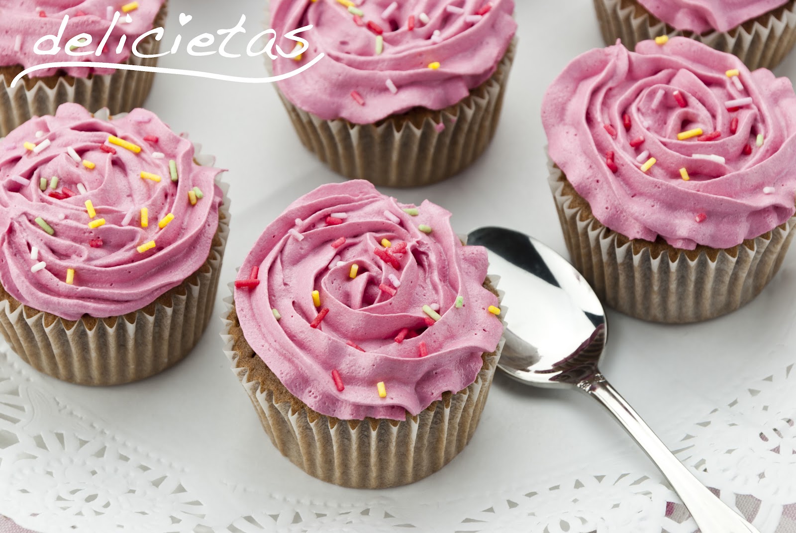 www.delicietas.es: Cupcakes de chocolate con buttercream rosa de vainilla