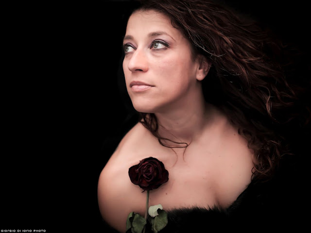 donna, Emanuela Migliaccio, foto Ischia, fotografa, fotografa delle donne, girl. canon 50mm 1.8, Kiss from a rose, modella, red rose, rosa rossa, Seal, 