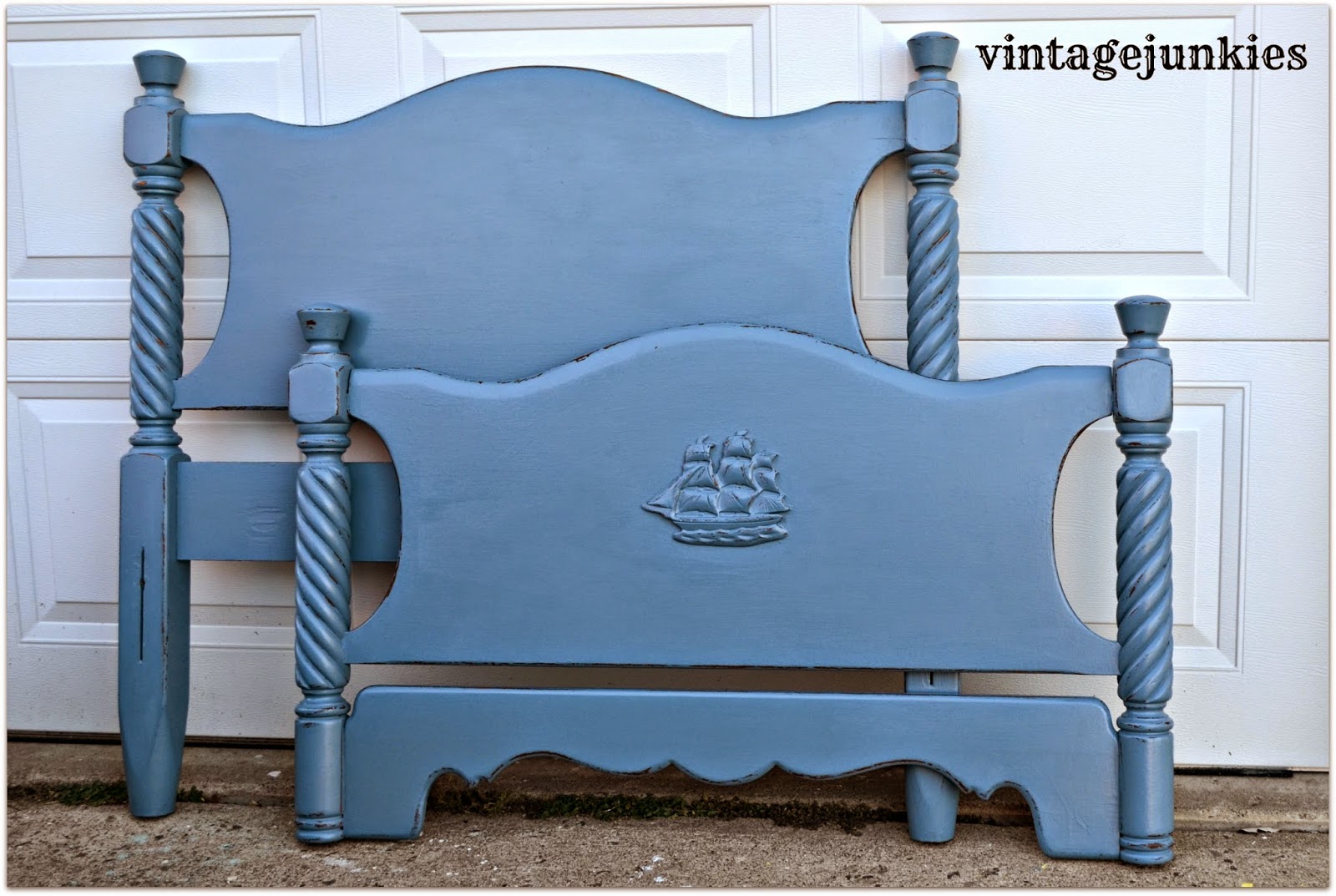 Vintage Junkies Ship Bed