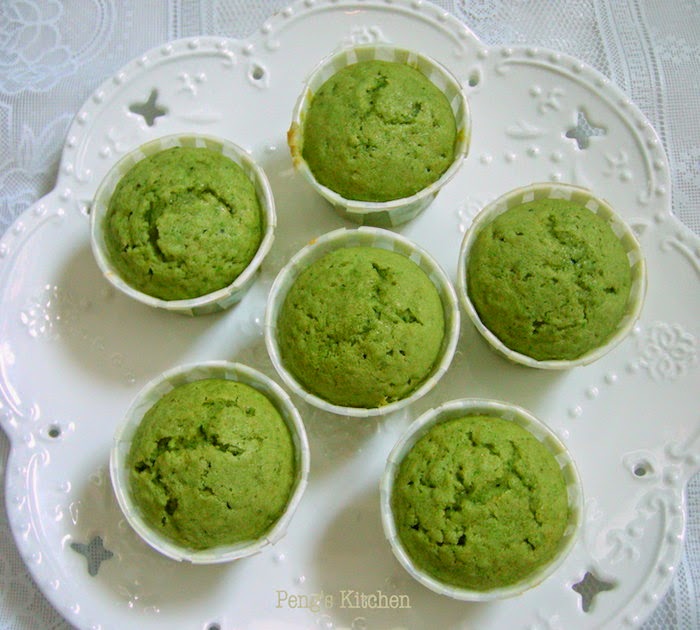 matcha cupcakes with matcha cheese frosting