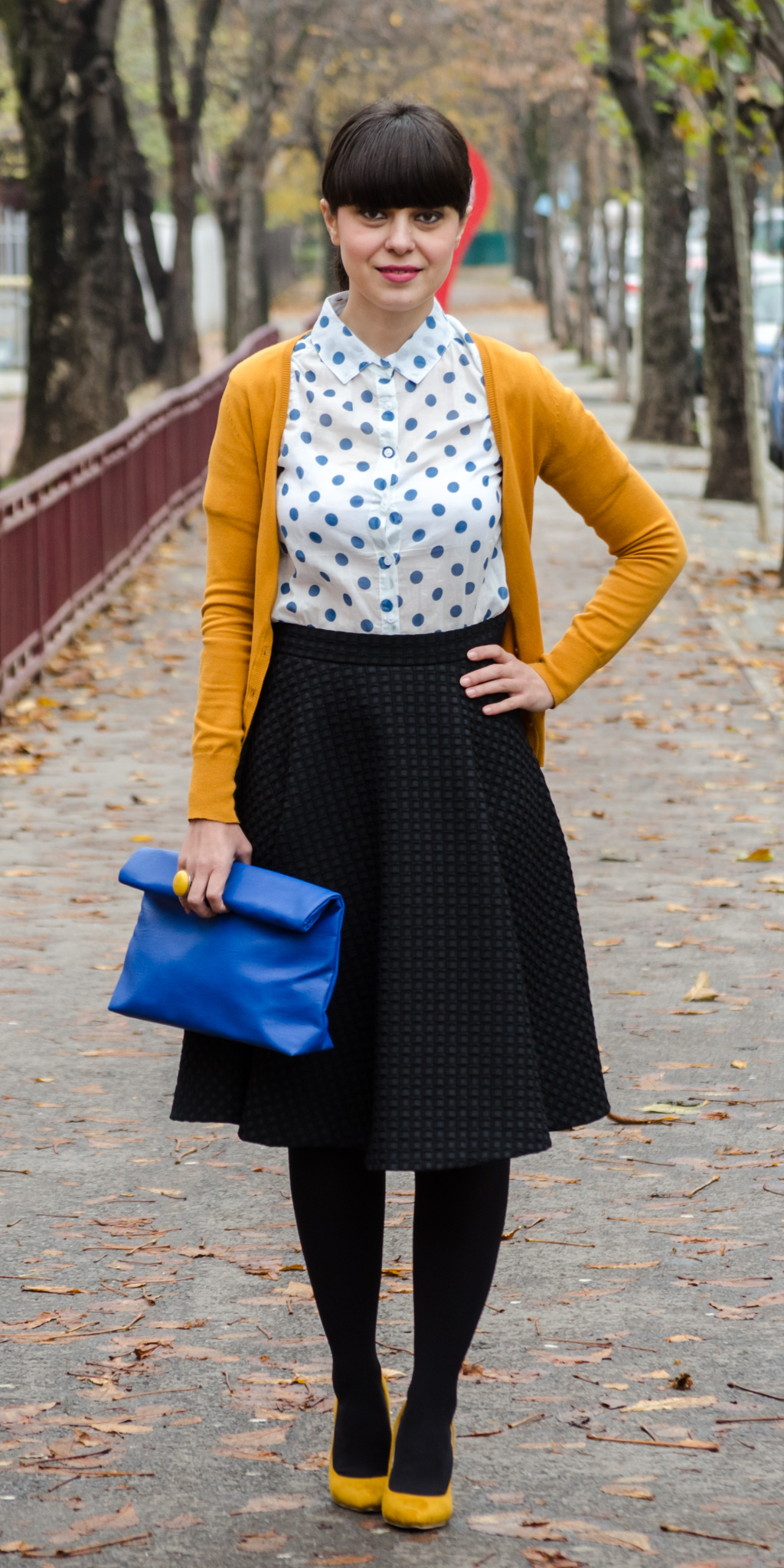 black midi skirt h&m mustard high heels poema cobalt blue clutch new yorker blue dots shirt dotty sweater c&a