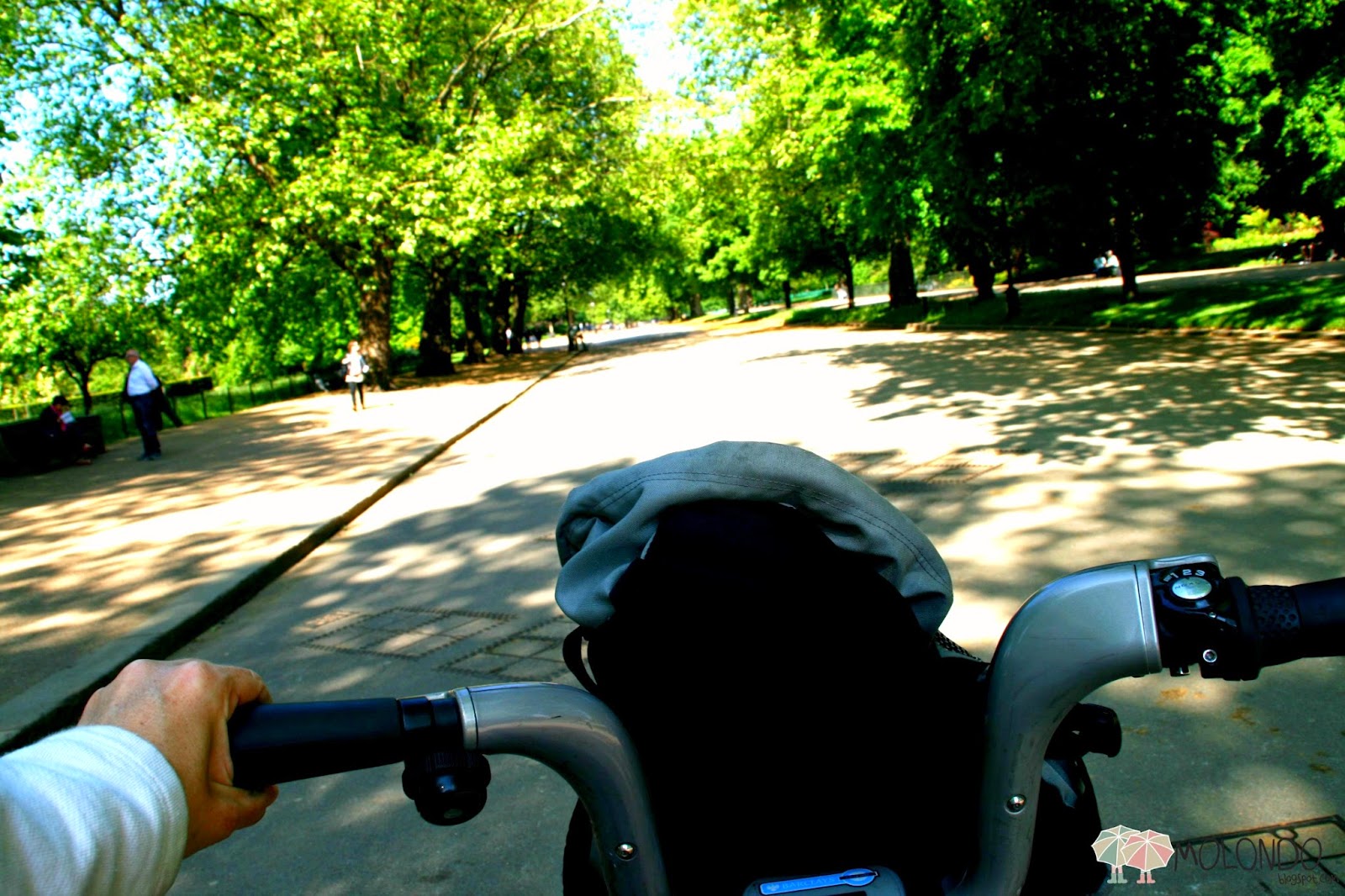 Mati&Oli en Londres Go around Hyde Park by bicycle with my daddy