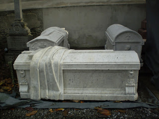 Tous un : la Toussaint, le cimetière, et l'Église... dans Communauté spirituelle tombes_restaurees_1