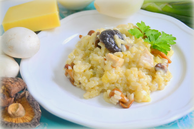 Risotto con pollo, setas y queso.