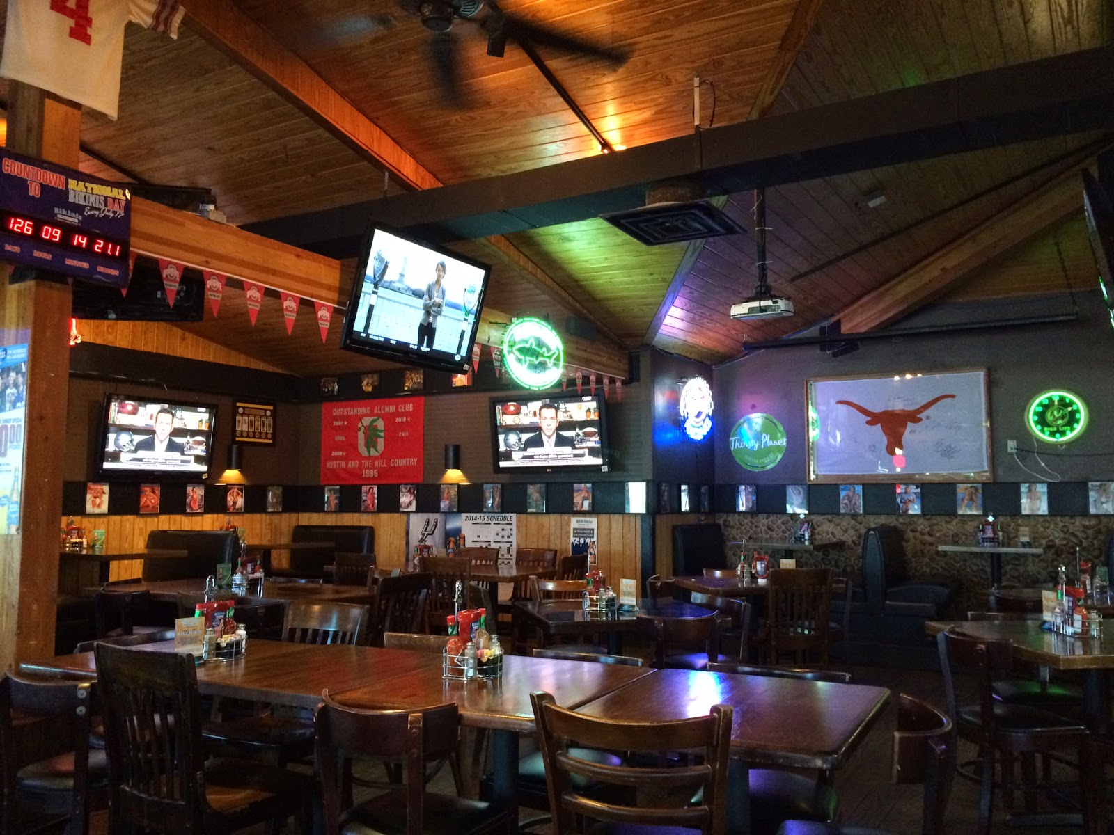 Bikinis Sports Bar & Grill In Austin / オースティンのビキニズ スポーツバー&グリル I'm