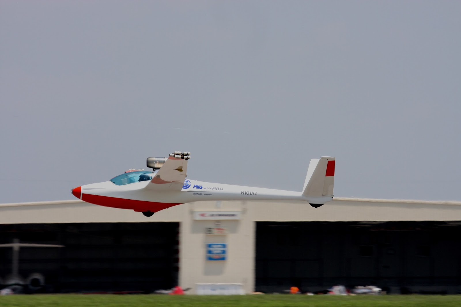 Bob Carlton and the Super Salto gliding into air show, News