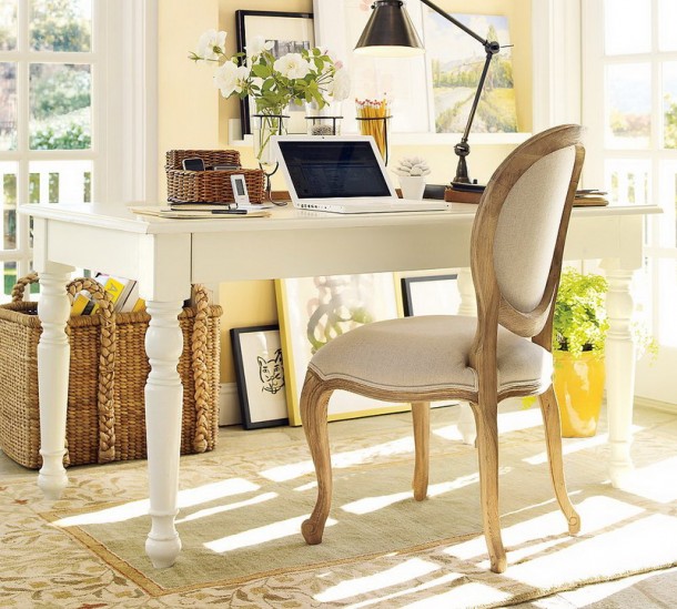 Домашній офіс у вигляді простого столу зі стільцем
