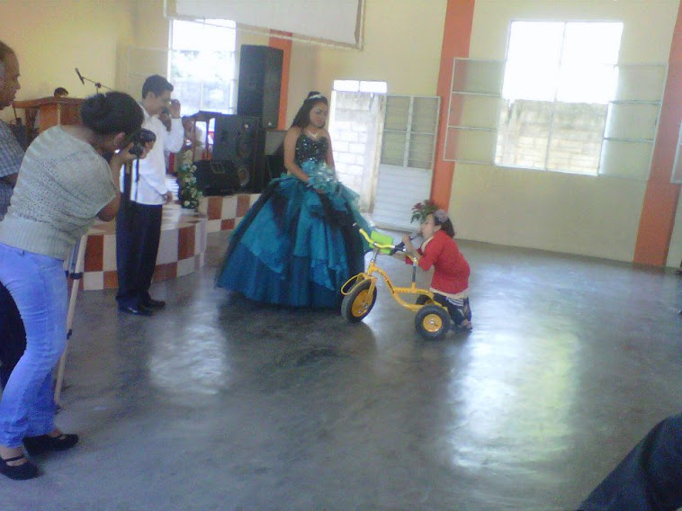 Entregando la Espada (Biblia) a la Quinceañera