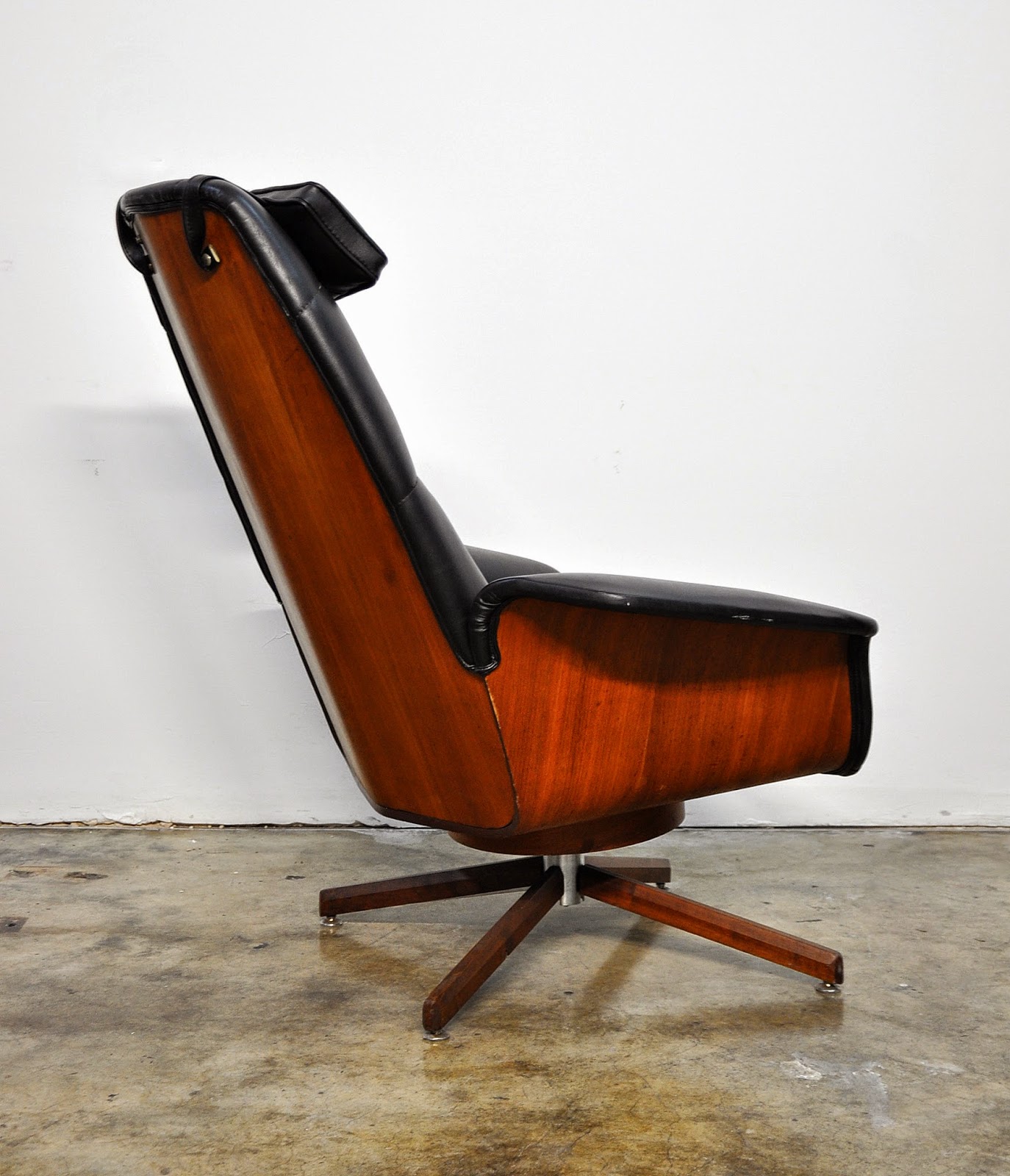 SELECT MODERN Mulhauser Mr. Chair & Ottoman