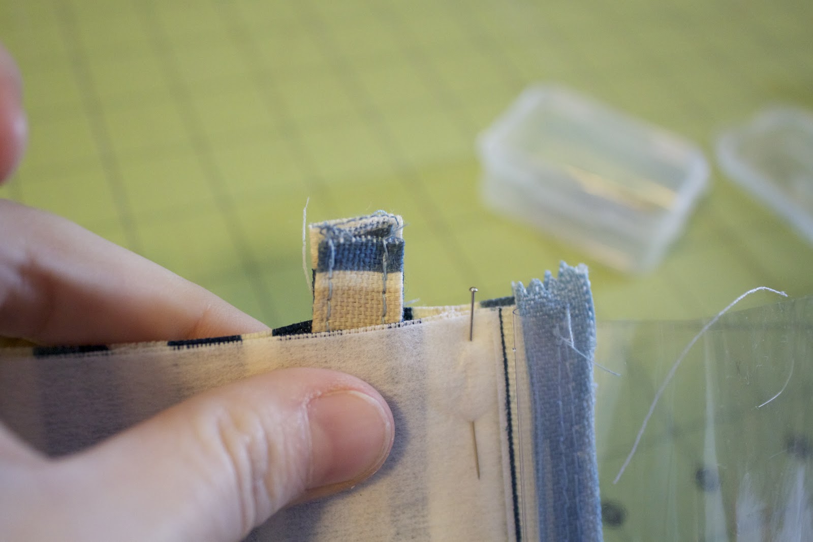 Handmade by Meg K VinylLined Makeup Bag {Tutorial}