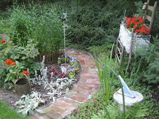 Making Creative Garden Path Ideas - Garden Edging Ideas