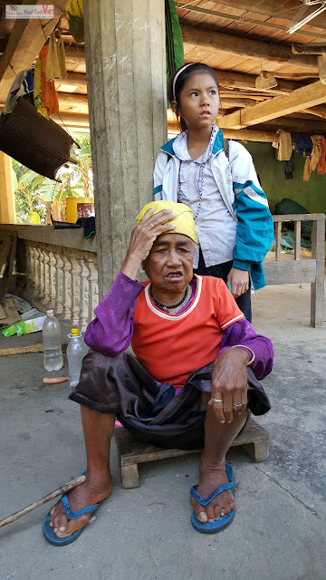 Tham quan làng M'nong trên hồ Lak