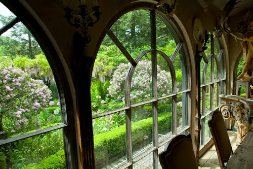 Rumah dengan kebun indah