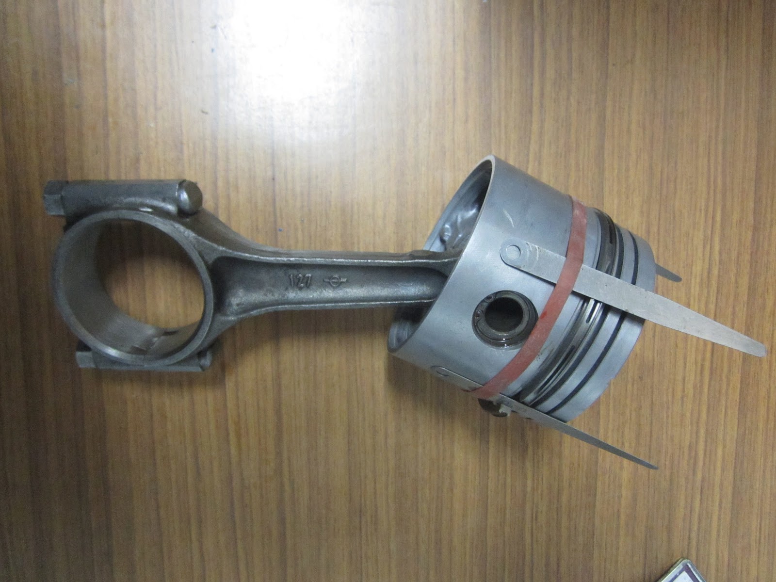 Restoration Volvo 122S 1969 Fitting the pistons back in the block