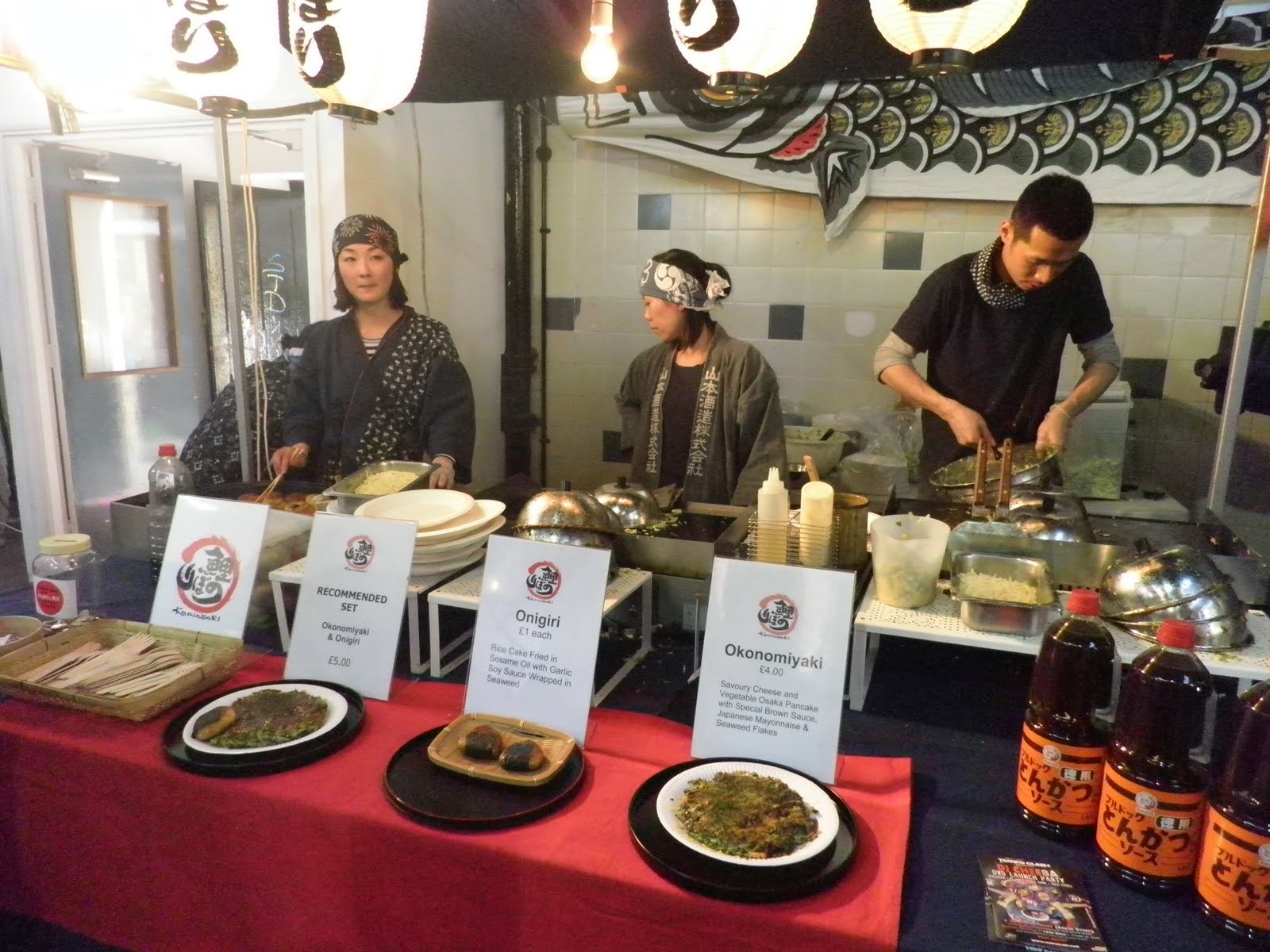 ロンドンで人気の日本食  Okonomiyaki and Onigiri Cooked and Tasted in Brick Lane